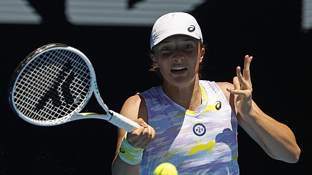 Iga Šwiateková odehrává míč ve čtvrtfinále Australian Open.