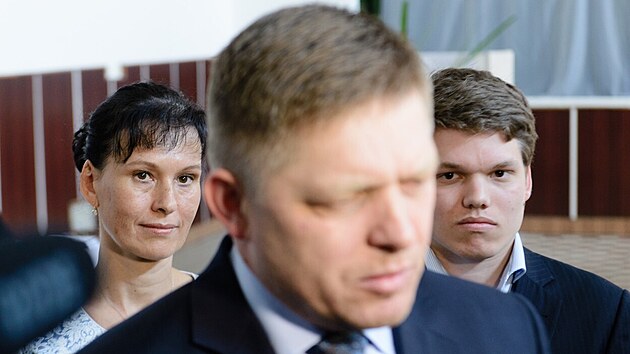 Slovenský expremiér Robert Fico se synem Michalem a manželkou Svetlanou (29. března 2014)