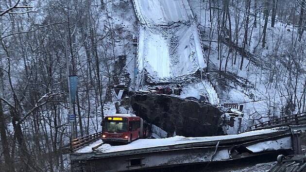 V americkm Pittsburghu se ztil silnin most. (28. ledna 2022)