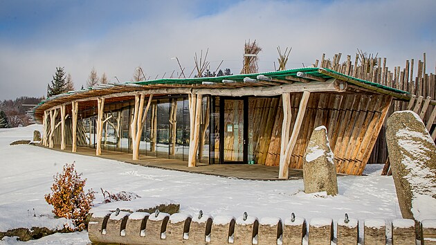 V arelu golfovho hit v Alenin Lhot je klubovna, kter v roce 2011 zskala ocenn Komory eskch architekt Nejlep stavba roku.