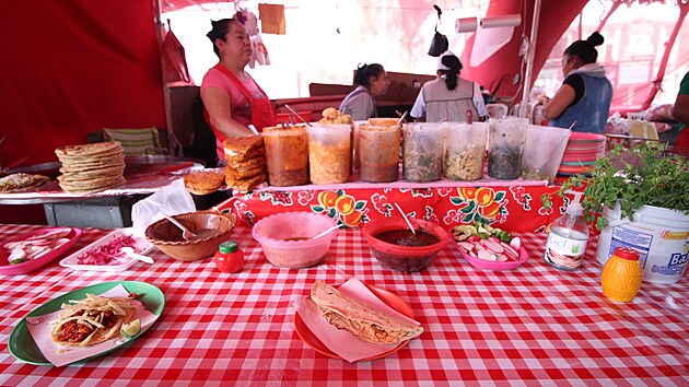 Mezi nejoblíbenější mexické street food pokrmy patří tacos (kukuřičné či...
