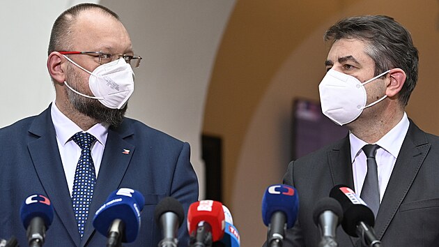 Ukrajinský velvyslanec v Česku Jevhen Perebyjnis s místopředsedou Sněmovny Janem Bartoškem z KDU-ČSL.