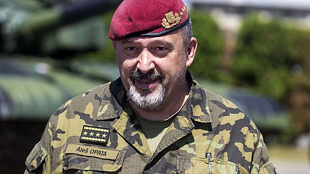 Naši zemi by neubránila ani desetkrát větší armáda, říká armádní generál Opata