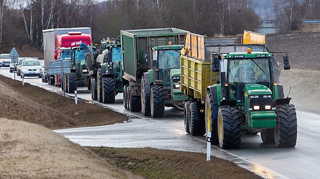 Malá skupinka protestujících zemědělců v traktorech u Oseka na Rokycansku (20. ledna 2022)
