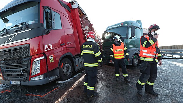 Dálnici D5 u Žebráku zablokovala hromadná nehoda až 40 aut. (20. ledna 2022)
