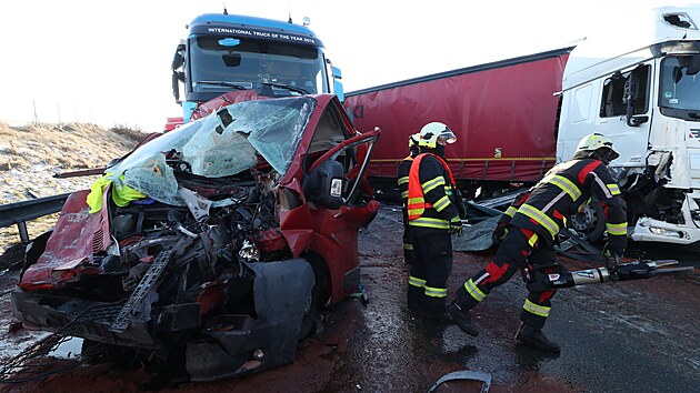 Dálnici D5 u Žebráku zablokovala hromadná nehoda až 40 aut. (20. ledna 2022)