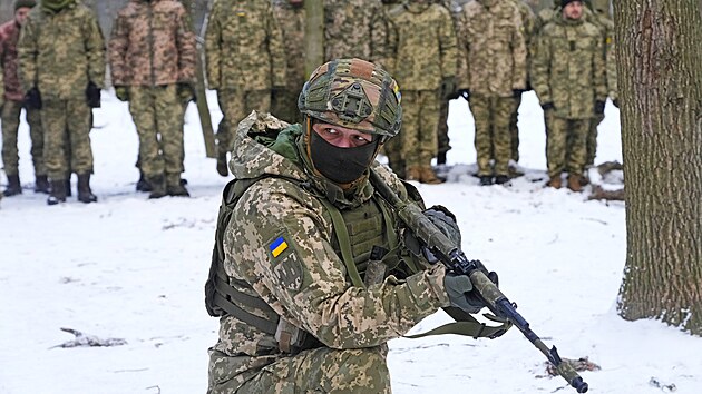 Desítky civilistů se v posledních týdnech kvůli obavám z ruské invaze připojily k ukrajinským armádním rezervám. (22. ledna 2022)