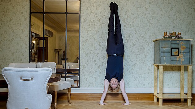 Gymnastika je oblbenou aktivitou miliarde Karla Janeka. Po rozhovoru s redaktory MF DNES se nechal pemluvit ke stojce.