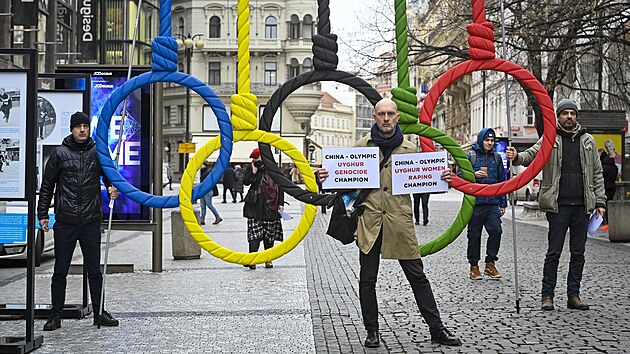 Aktivist protestovali v Praze proti vyuvn bavlny esan Ujgury. (24. ledna 2022)