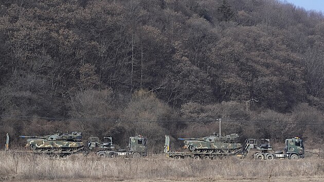 Tanky armády Jižní Koreje na hranicích se Serverní Koreou. (27. ledna 2022)