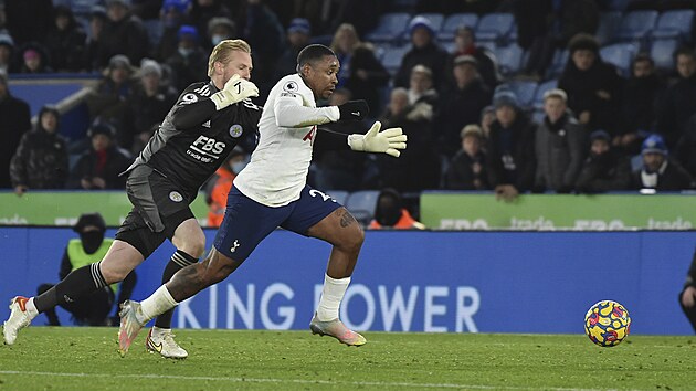 Nizozemsk� �to�n�k Steven Bergwijn z Tottenhamu obch�z� Kaspera Schmeichela, brank�� Leicester, s st��l� rozhoduj�c� g�l na 3:2.