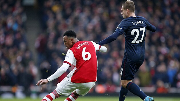 Český útočník Matěj Vydra z Burnley atakuje stopera Gabriela z Arsenalu v utkání Premier League.