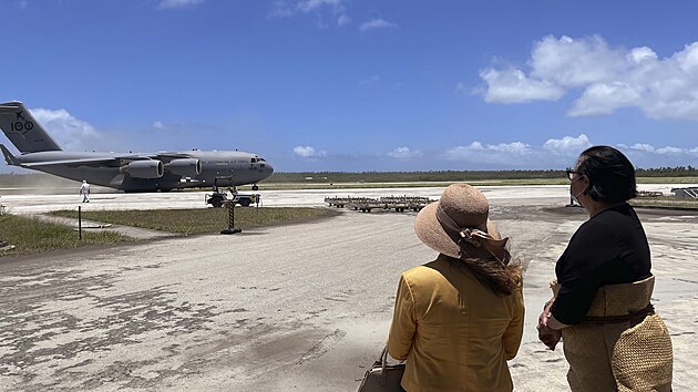Na Tongu dorazila první zahraniční pomoc po výbuchu sopky. (20. ledna 2022)