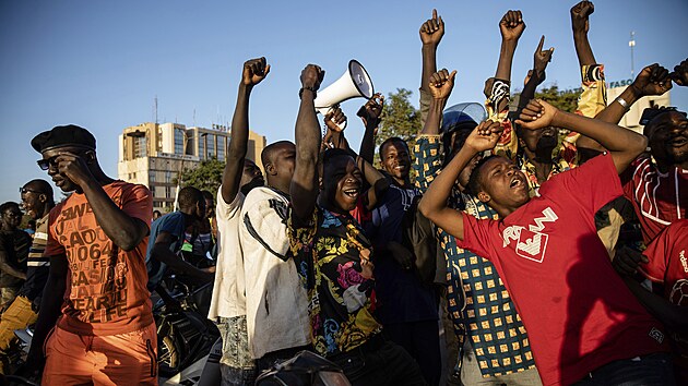 Vojci v Burkin Faso ve sttn televizi oznmili, e sesadili prezidenta zem Rocha Marka Christiana Kaborho. Oznmen vtali nkte obyvatel zem s radost. (24. ledna 2022)