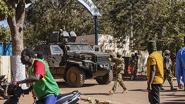Vojáci v Burkině Faso ve státní televizi oznámili, že sesadili prezidenta země Rocha Marka Christiana Kaborého. Oznámení vítali někteří obyvatelé země s radostí. (24. ledna 2022)
