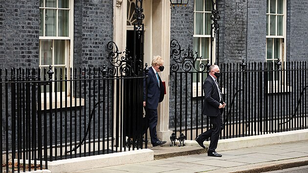 Britský premiér Boris Johnson u svého sídla v Downing Street (26. ledna 2022)