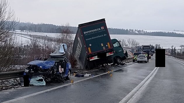 Nehoda u esk Bl m fatln nsledky, zemel pi n idi osobnho vozu. Podle policie se s nm stetl kamion, kter vjel do protismru.