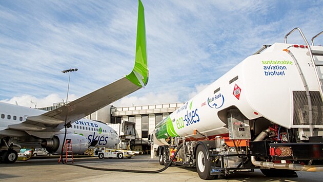 Tankování udržitelného leteckého bio-paliva do letounu United Airlines