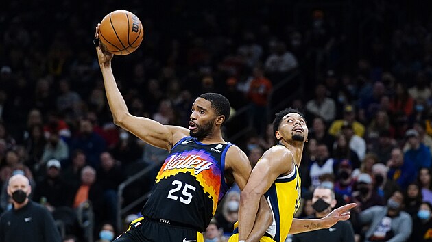 Mikal Bridges z Phoenixu doskoil m, Jeremy Lamb z Indiany se stihl jen ohldnout.