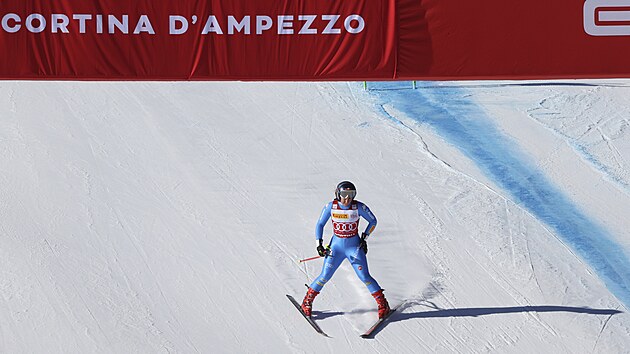 Sofia Goggiaová po pádu v superobřím slalomu v Cortině d'Ampezzo dojíždí do cíle.