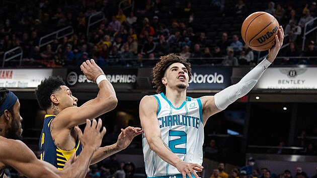 LaMelo Ball z Charlotte zakonuje v utkn proti Indian.