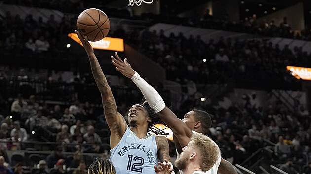 Ja Morant z Memphisu zakonuje v obleen basketbalist San Antonia.