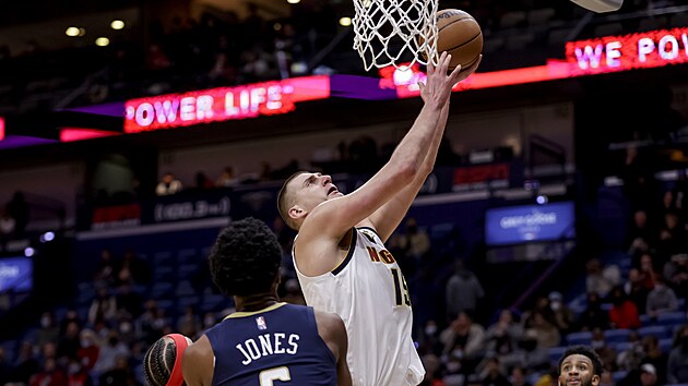 Nikola Joki z Denveru zakonuje v utkn proti New Orleans.