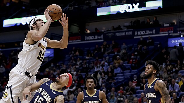 Aaron Gordon z Denveru se tla do koncovky v utkn proti New Orleans.