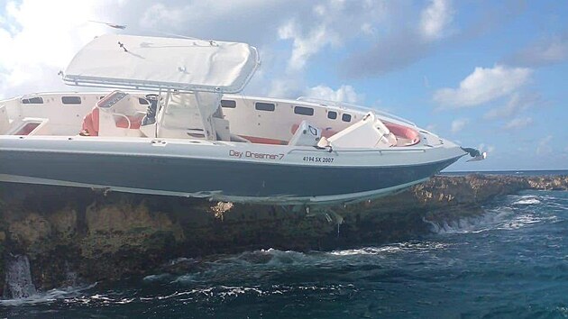 Motorový člun v Karibiku najel do skály. Na palubě byli Češi