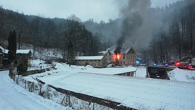 Domem v libereckch Kateinkch otsl vbuch a objekt pak zaal hoet. Zranilo se deset lid vetn dt, jedna ena utrpla vn popleniny. (27. ledna 2022)