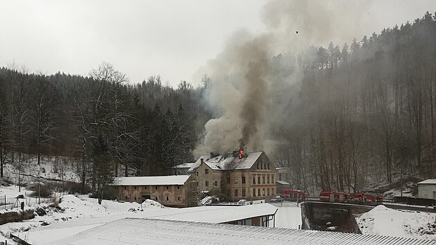 Domem v libereckch Kateinkch otsl vbuch a objekt pak zaal hoet. Zranilo se deset lid vetn dt, jedna ena utrpla vn popleniny. (27. ledna 2022)