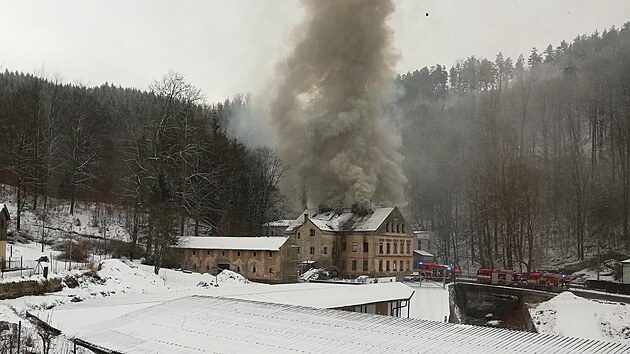 Domem v libereckch Kateinkch otsl vbuch a objekt pak zaal hoet. Zranilo se deset lid vetn dt, jedna ena utrpla vn popleniny. (27. ledna 2022)