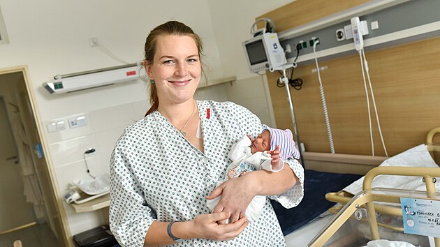 Porod mal�ho Franti�ka vedli porodn�ci spole�n� s kardiochirurgy. Na sn�mku je maminka Ane�ka �kolov� i s novorozencem (leden 2021).