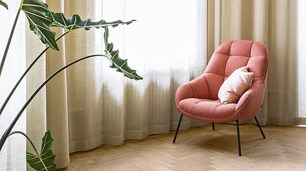 Křeslo Mango navrhlo Note Design Studio pro výrobce Won, ve stockholmském bytě svým výrazným odstínem tvoří působivý akcent.