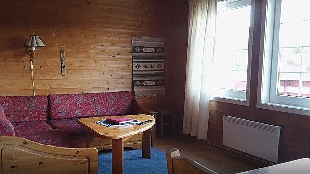 Původní obývací zóna v chatě, kterou měl proměnit Gustav.