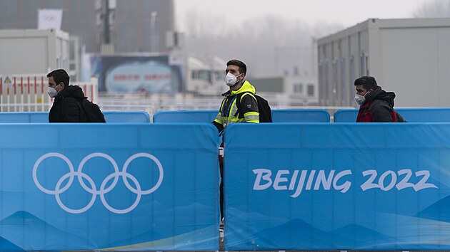Novináři přicházejí do hlavního olympijského tiskového centra v Pekingu.