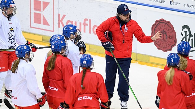 Trenr Tom Pacina na trninku eskch hokejistek ped odletem na olympijsk hry.