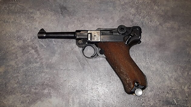 Mezi nalezenými zbraněmi byla i samonabíjecí pistoli výrobce Mauser, model P08, ráže 9 mm Luger.