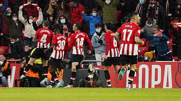 Fotbalisté Athleticu Bilbao slaví gól.