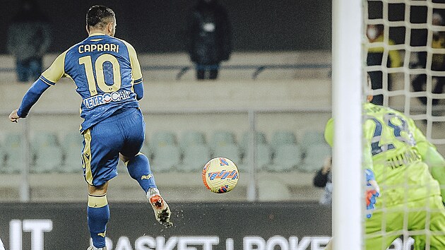Gianluca Caprari z Hellasu Verona skóruje proti Boloni.