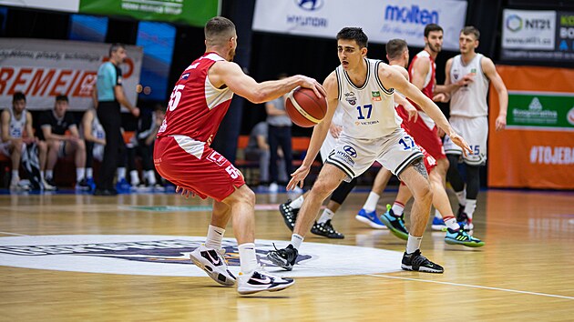 Nicholas Tomsick (vlevo) z Olomoucka to v zpase s USK Praha, brn ho Marcel Btovsk.