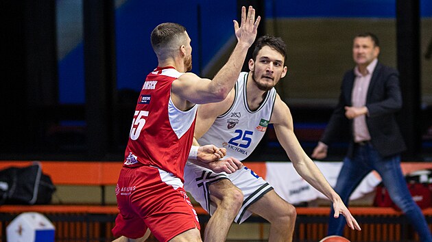 Marek Vyroubal  (vpravo) z USK Praha to v utkn s Olomouckem, brn ho Nicholas Tomsick.