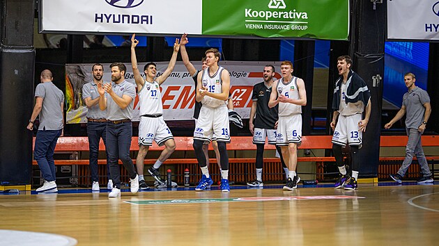 Basketbalisté USK Praha slaví na střídačce.