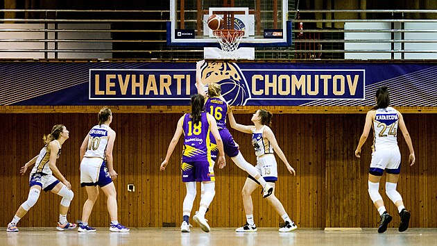 Momentka ze zpasu Chomutov - Slovanka. Stl hostujc Barbora Bukov.