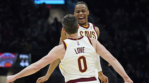 Isaac Okoro (vpravo) a Kevin Love z Cleveland Cavaliers oslavuje.