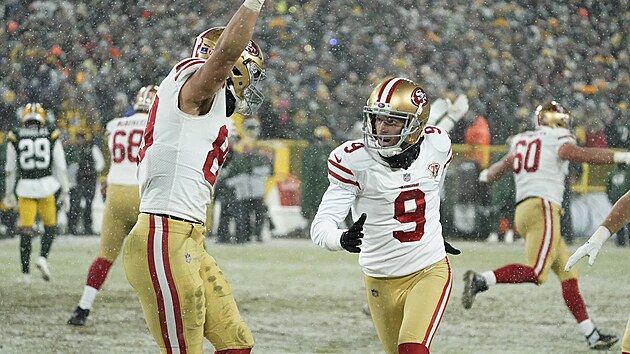 Robbie Gould z San Francisco 49ers oslavuje spnou akci.