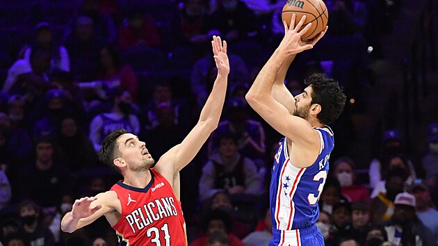 Tom Satoransk (vlevo) z New Orleans Pelicans brn v zpase s Philadelphia 76ers, stl Furkan Korkmaz.