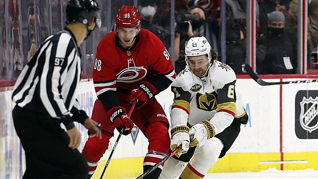 Martin Neas (88) z Carolina Hurricanes ztrc puk v zpase s Vegas Golden Knights, obral ho Mark Stone (61).