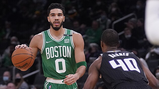 Jayson Tatum (0) z Boston Celtics najd v duelu se Sacramento Kings, brn ho Harrison Barnes (40).