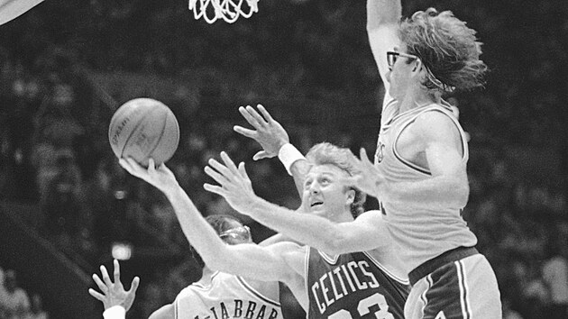 Larry Bird (v tmavm dresu) z Boston Celtics zakonuje ve finle NBA 1985, brn Kurt Rambis (vpravo) a Kareem Abdul-Jabbar. (8. ervna 1985)